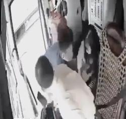 Xôn xao clip nhân viên nhà xe "đè" cô gái trên xe khách