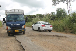 Huyện Ea Kar: Khổ vì đường xuống cấp nghiêm trọng