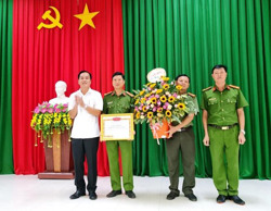 Khen thưởng Đảng bộ Công an huyện Cư Kuin xuất sắc trong chỉ đạo truy bắt đối tượng truy nã