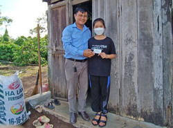 Tặng thẻ bảo hiểm y tế, đồng cảm trao yêu thương