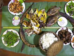 Mâm đặc sản của người Mường ở hồ Duồng Cốc