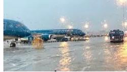 Đóng cửa sân bay, hủy loạt chuyến bay do bão số 5