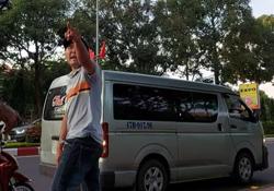 Tác nghiệp xe dù bến cóc, 1 phóng viên bị hành hung