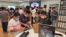 iPhone 14 Pro, Pro Max vừa về đã hết hàng, người mua phải chờ đến cuối năm