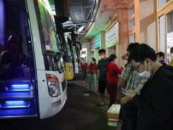 Khối lượng vận chuyển hành khách bằng xe ô tô tăng gần 76,8%