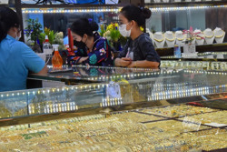 Giá vàng hôm nay 2-10: Vàng nhẫn tăng mạnh, giá USD vượt mốc