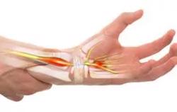 Nguyên nhân đau cổ tay khi lái xe máy, gõ bàn phím