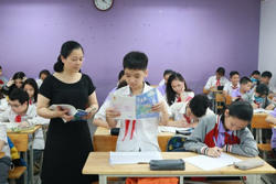 Giáo viên ồ ạt nghỉ việc: Có phải do lương thấp?