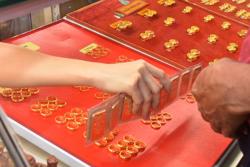 Giá vàng hôm nay 21-10: Vọt lên rồi đột ngột giảm mạnh