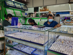 Giá vàng hôm nay 23-10: Vàng SJC giảm, vẫn cao hơn thế giới trên 17 triệu đồng/lượng