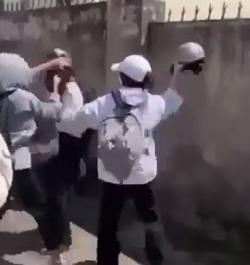 Nguyên nhân nhóm nữ sinh cấp 2 dùng mũ bảo hiểm đánh bạn tới tấp