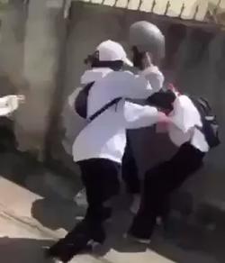 Nhóm nữ sinh cấp 2 dùng mũ bảo hiểm đánh bạn tới tấp