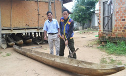 Nặng lòng với thuyền độc mộc