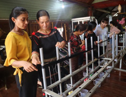 Mở lớp dạy nghề dệt thổ cẩm cho 35 học viên tại xã Cư Suê