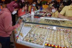 Giá vàng hôm nay 27-10: USD ồ ạt giảm giá, vàng vọt lên