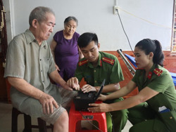 Công an huyện Lắk: Tận tình hỗ trợ người yếu thế làm căn cước công dân