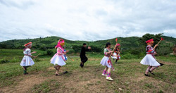 Độc đáo điệu múa sênh tiền của dân tộc Mông