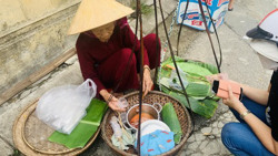 Người “giữ hồn” món bánh đúc mật “hiếm” xứ Huế