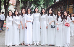 Học sinh trang điểm khi đến trường: Cấm hay không?