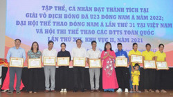 Tuyên dương, khen thưởng các vận động viên tiêu biểu