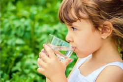 Trẻ uống bao nhiêu nước và nên uống nước ở nhiệt độ nào?