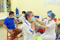 Tiêm nhắc lại vaccine phòng Covid-19: Không chủ quan, lơ là