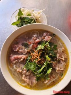 Về phố cổ, ăn… phở Hội An