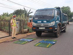 Bảo đảm an toàn cho hàng hóa xếp trên xe ô tô khi tham gia giao thông