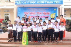 Trao tặng 200 suất học bổng cho trẻ em có hoàn cảnh khó khăn trên địa bàn tỉnh