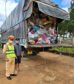 Phát hiện hơn 4.000 kg vải và quần, áo không có giấy tờ chứng minh nguồn gốc