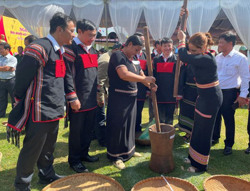 Chủ tịch Hội đồng Dân tộc của Quốc hội tham dự Ngày hội đại đoàn kết toàn dân tộc xã Ea Tiêu