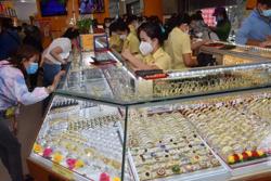 Giá vàng hôm nay 2-11: Nhiều ngân hàng trung ương mua 400 tấn, giá vàng nóng lên