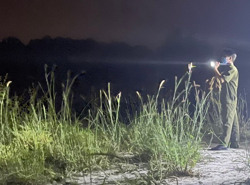 Lật ghe ở Bình Dương, 1 người tử vong, 1 người mắc kẹt ở cồn đất