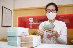 Chị tiết lãi suất gửi tiết kiệm ở một số ngân hàng