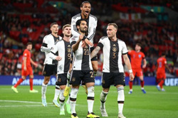 Khó cản bước những "gã khổng lồ"