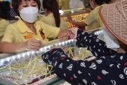 Giá vàng hôm nay 25-11: Tăng tiếp, USD chưa ngừng đà giảm