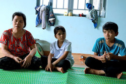 Người mẹ khuyết tật "gồng mình" nuôi hai con thơ