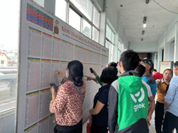 Thị trường vé tàu xe Tết tăng nhiệt