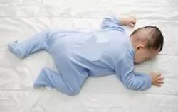 Trẻ nằm sấp khi ngủ có ảnh hưởng gì không?