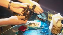 Vào quán bar chơi, đối tượng mang súng và 25 viên đạn