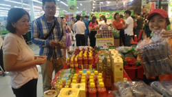 Hàng Việt, hàng Thái 'so găng'