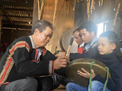 Nghệ nhân dưới mái nhà dài