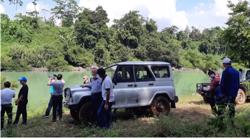 Xe địa hình khu du lịch chở khách lao xuống sông, 1 người mất tích