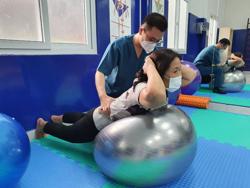 Thoát vị đĩa đệm vì tập theo clip trên mạng