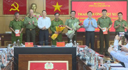 Bí thư Tỉnh ủy Nguyễn Đình Trung trao thưởng Công an tỉnh về thành tích phá đường dây cá độ bóng đá trên 1.000 tỷ đồng