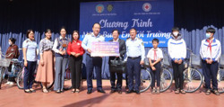 Trao tặng xe đạp cho học sinh nghèo vượt khó
