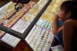 Giá vàng hôm nay 15-12: Giảm rồi tăng thẳng đứng khi lãi suất tại Mỹ đi lên