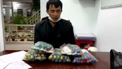 Bắt quả tang đối tượng mang 2 kg pháo nổ đi bán