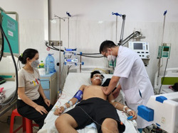 Cảnh báo trẻ bị sốc sốt xuất huyết do nhập viện muộn