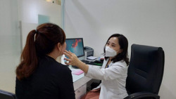 Lạm dụng mỹ phẩm: Chưa đẹp đã đau